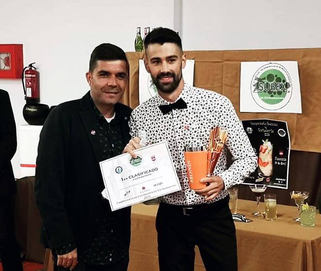 El joven barman de Alange, Antonio Gutiérrez, campeón de Extremadura de coctelería