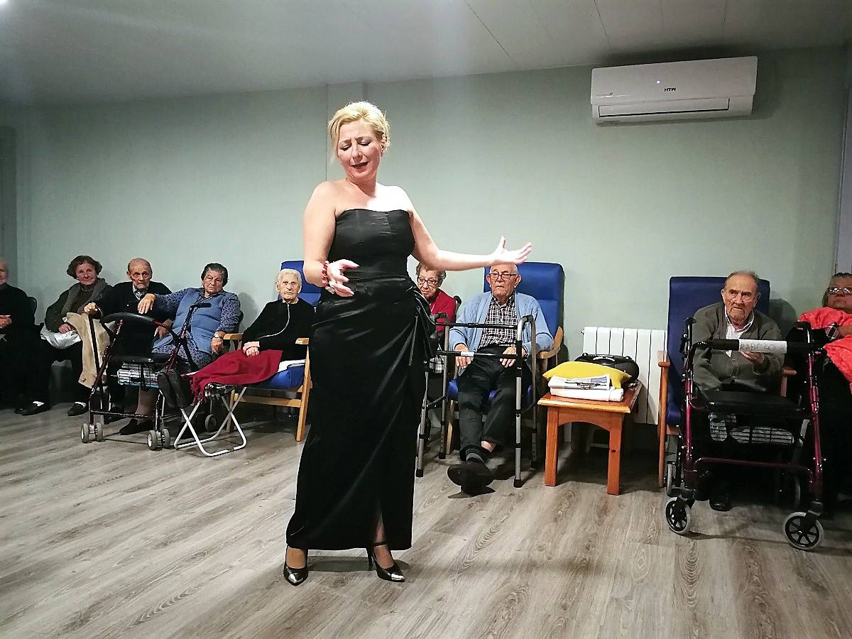 La cantante de copla, Pilar Boyero, actuará en la residencia de mayores este sábado