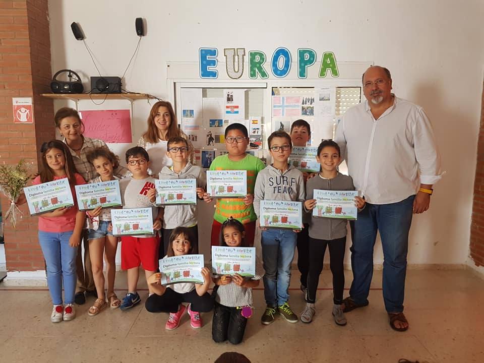 Un grupo de alumnos recibe el diploma de 'Leer en familia'
