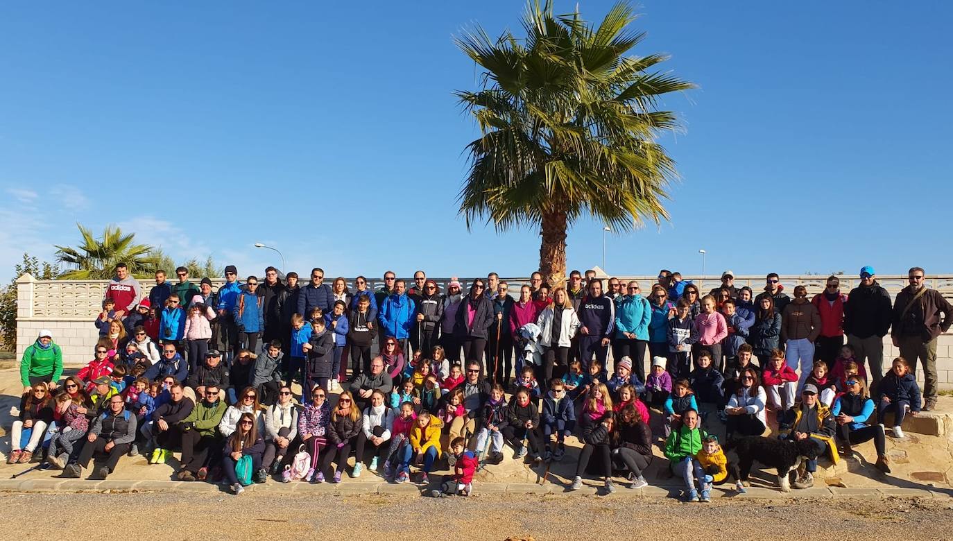 140 senderistas del colegio 'Ruta de la Plata', de Almendralejo, inician en La Zarza su temporada