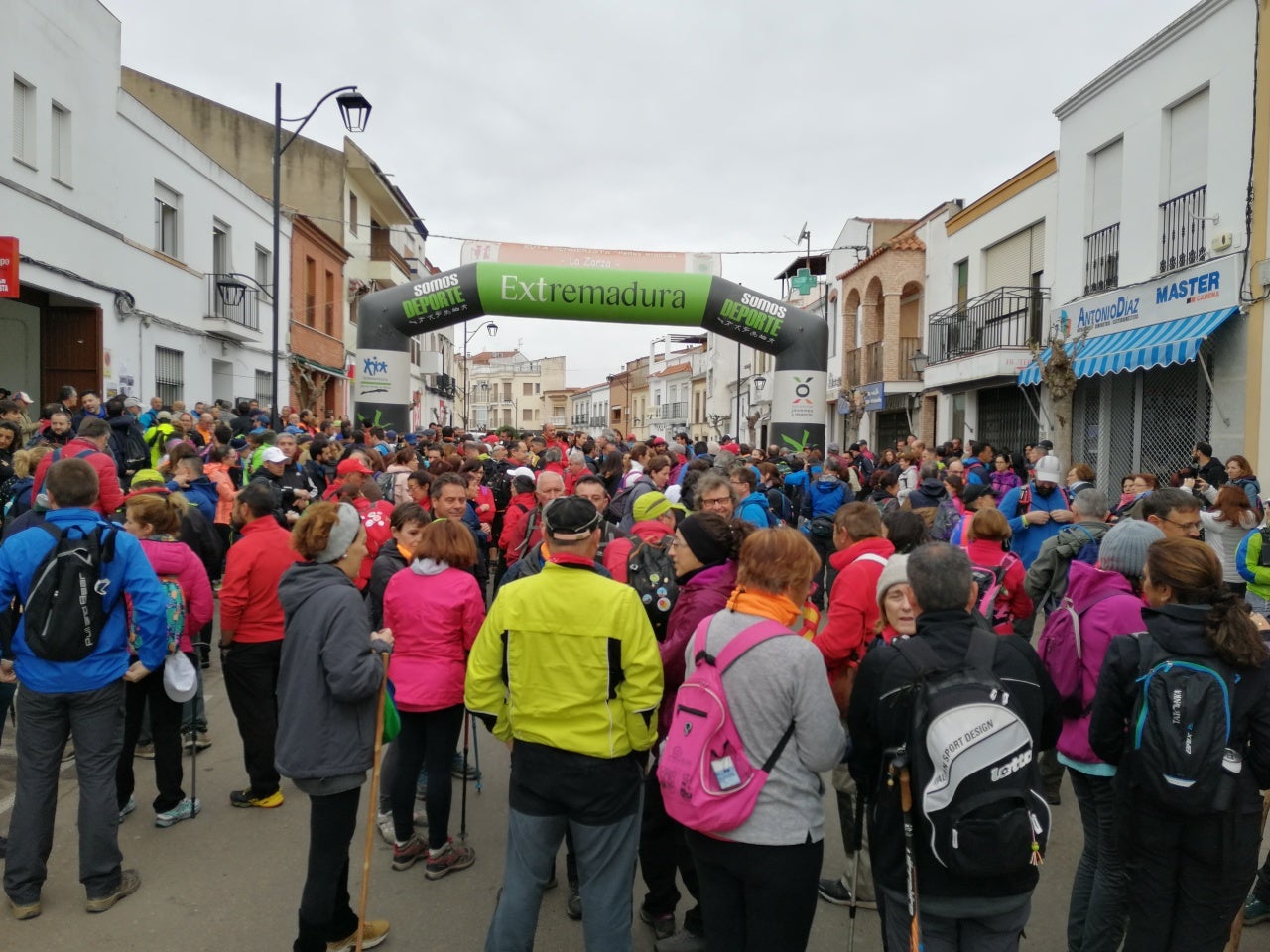 Cerca de 800 senderistas toman la salida en la XVI Ruta 'Peñas Blancas'