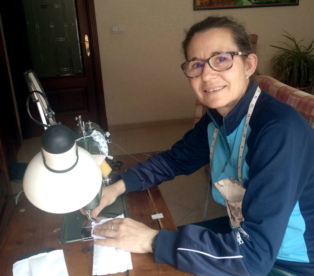 Un centenar de voluntarias confecciona mascarillas para todos los vecinos de la localidad