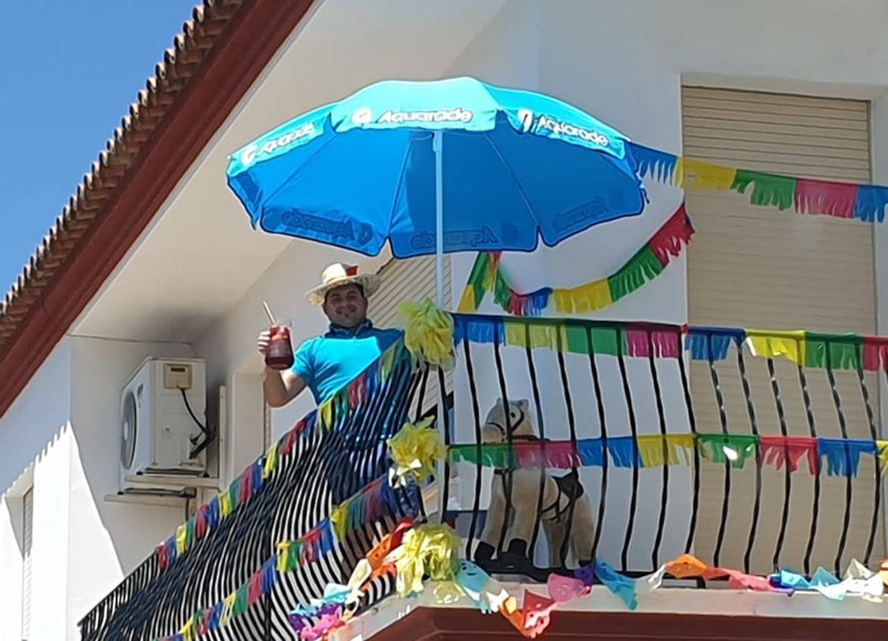 Los vecinos celebran la Feria de Mayo en terrazas y balcones