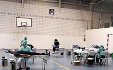 Cerca de un centenar de personas acude a donar sangre al polideportivo