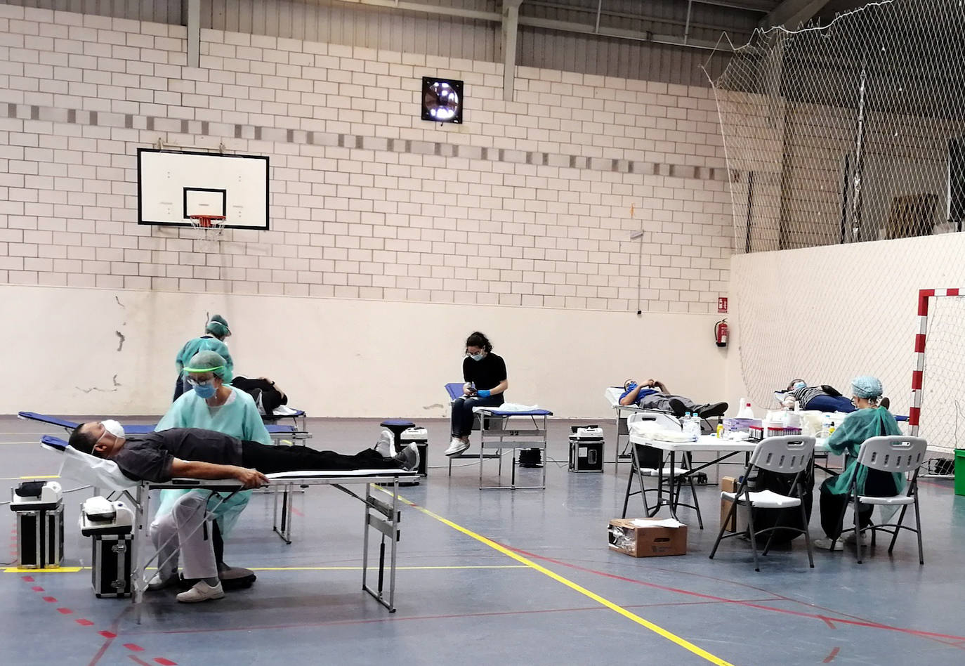 Cerca de un centenar de personas acude a donar sangre al polideportivo