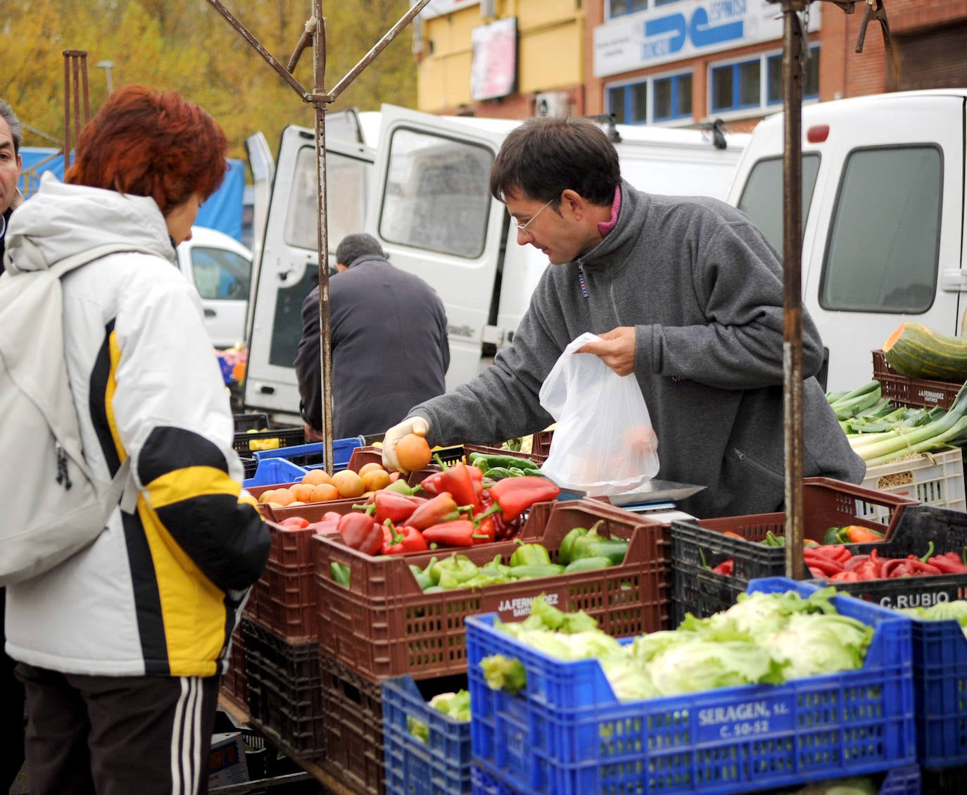 Se reanudan el mercadillo de frutas y verduras y la recogida de enseres