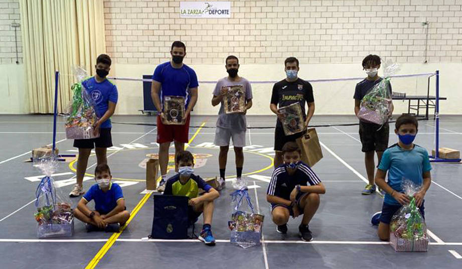 Cerca de una treintena de jugadores participan en el torneo de bádminton