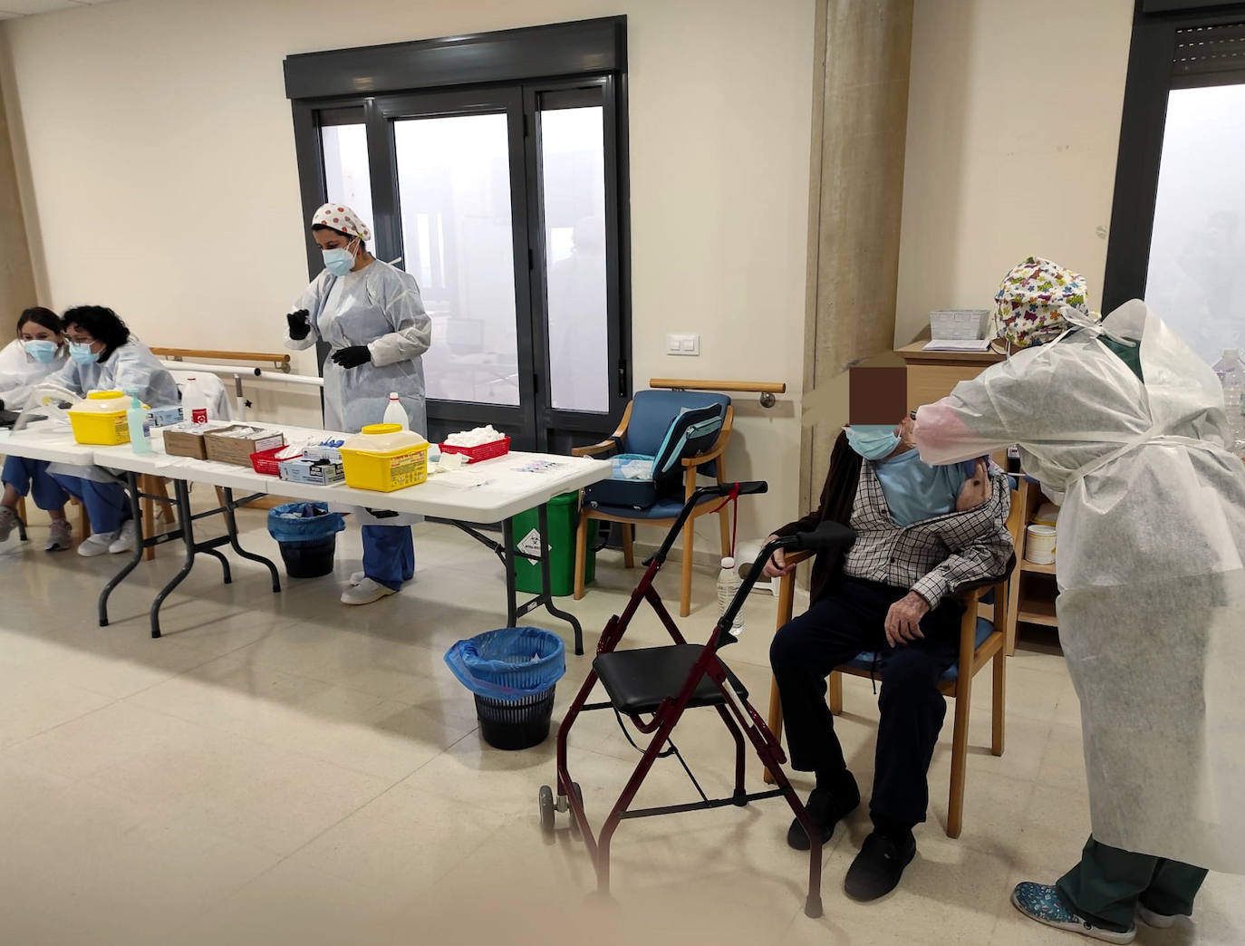 La vacuna contra el coronavirus llega a la Residencia de Mayores de La Zarza