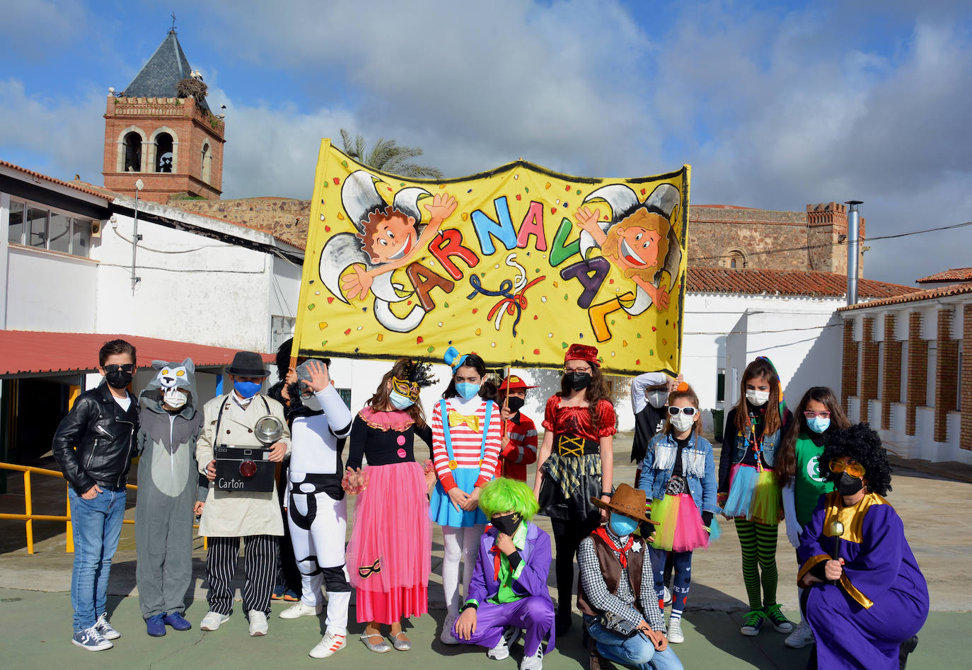 Un carnaval escolar con mascarilla aporta una nota de alegría y color