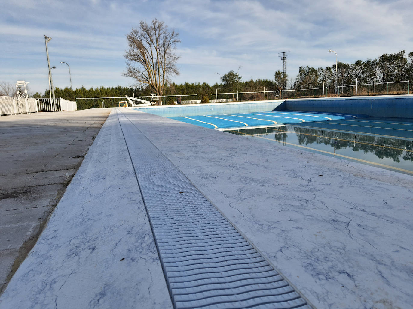 Finaliza la primera fase de mejora de la piscina municipal
