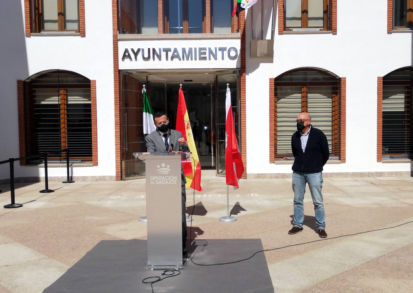 El presidente de la Diputación inaugura el nuevo ayuntamiento de La Zarza