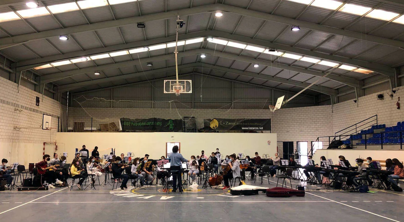 La Joven Orquesta Ciudad de Mérida ensaya en el polideportivo municipal