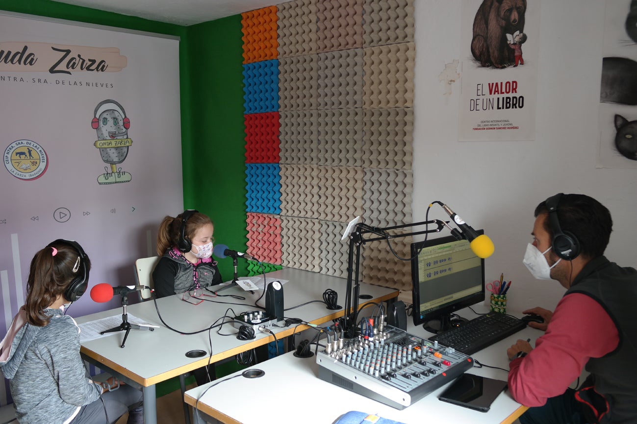 'Onda Zarza', tres años haciendo radio desde el colegio Nuestra Señora de las Nieves