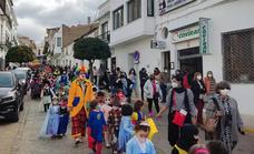 Color, ilusión y alegría en el desfile del carnaval escolar