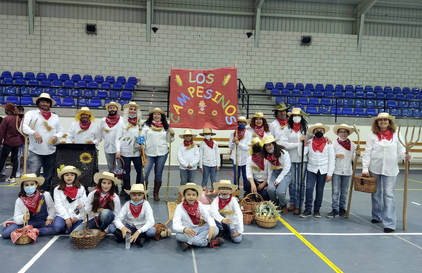 'Los campesinos' se alzan con el primer premio del desfile de carnaval
