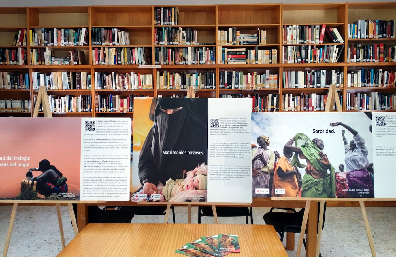 La biblioteca municipal acoge este jueves la exposición fotográfica 'Mujeres del mundo'