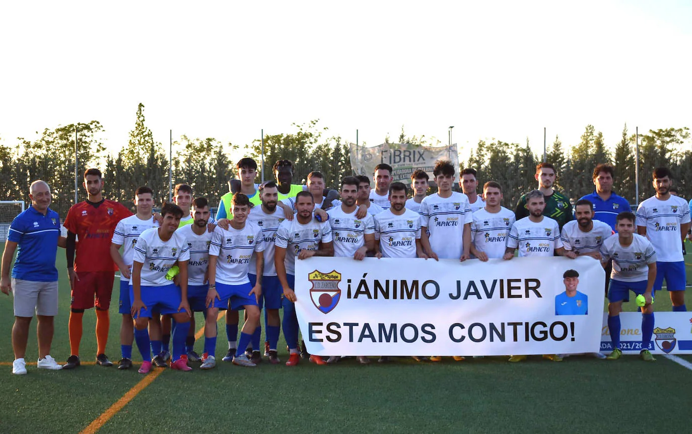 El equipo muestra su apoyo, el pasado sábado, al compañero lesionado Javier Barrero/FÁTIMA GORDILLO