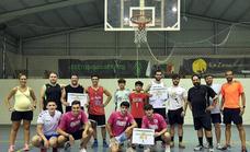 Una veintena de jugadores participa en el torneo de baloncesto 3x3