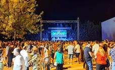 La fiesta musical de los 80 y 90 reúne a varios cientos de personas en el recinto ferial