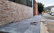Finalizan las obras de construcción de aceras en la calle Luis Chamizo