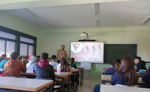 La prevención del VIH se comienza evitando en las aulas
