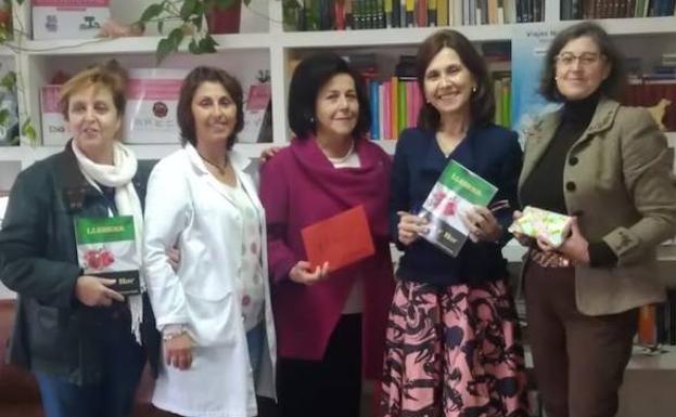 AFECC recibe las ganancias del último libro de Tere Montero