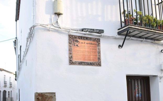Comienzan a colocarse placas identificas de las calles gremiales de Llerena