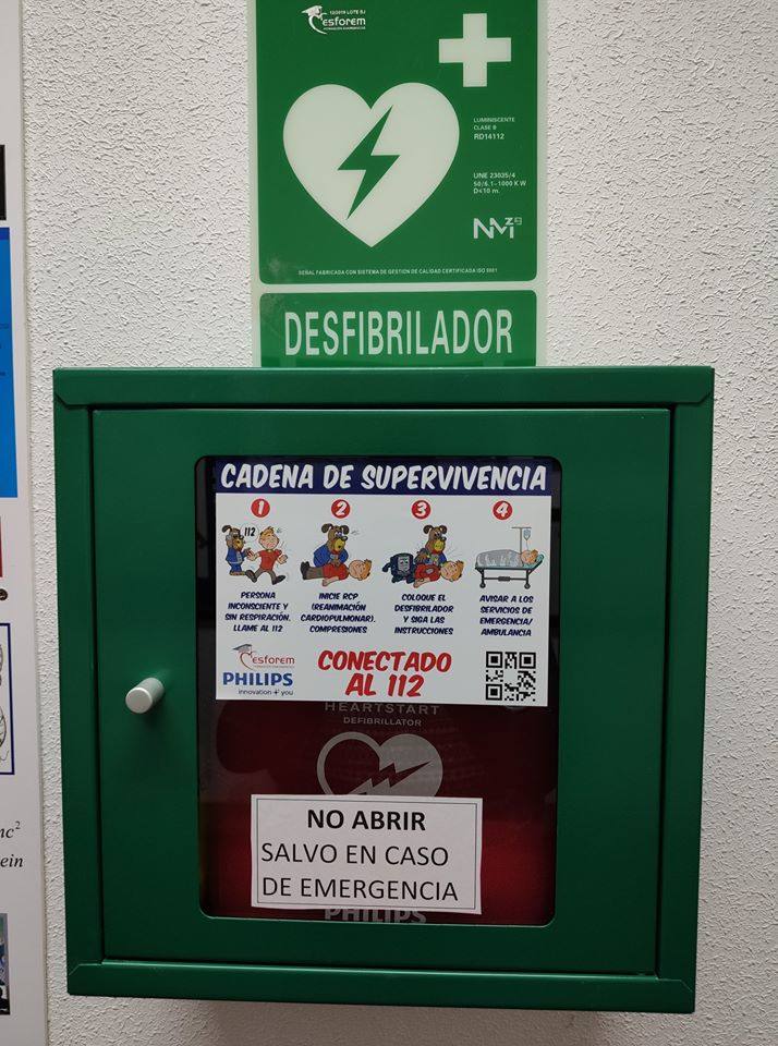 El IES Llerena instala desfibriladores en sus instalaciones