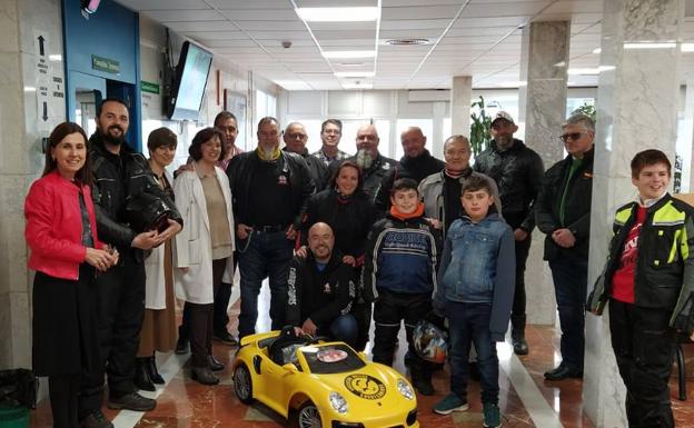 La asociación motera Correcaminos regala un coche para pediatría en el Hospital de Llerena