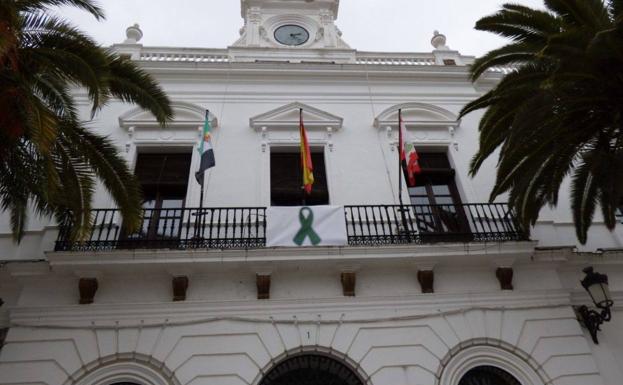 El Ayuntamiento luce su lazo verde a favor de los agricultores