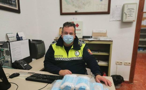 Reparto de mascarillas en Llerena