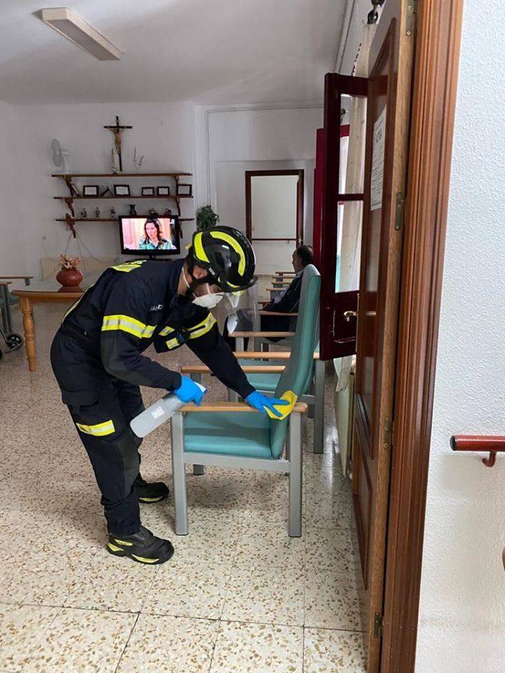Los bomberos desinfectan los pisos tutelados