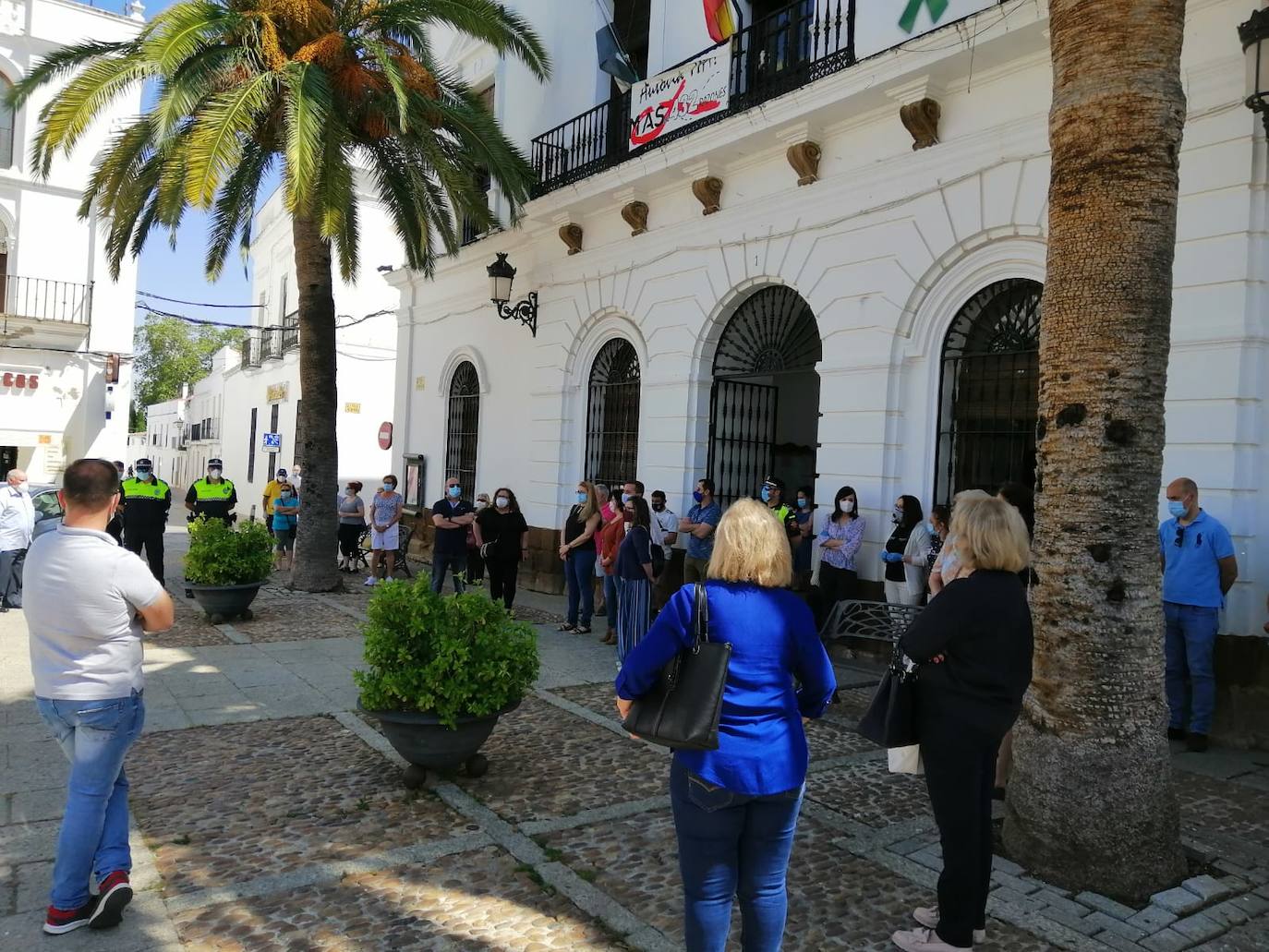 El Ayuntamiento de Llerena guarda un minuto de silencio en memoria de las víctimas del COVID-19