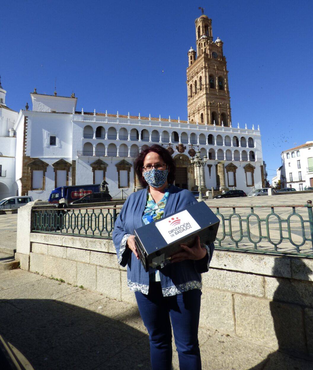 Llerena recibe material de desinfección y protección