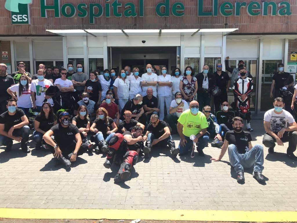 La asociación motera Correcaminos rinde homenaje a los sanitarios del Área de Salud