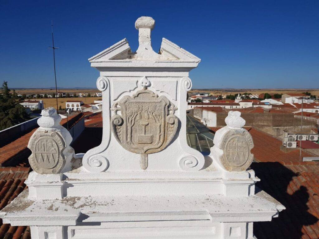 El Ayuntamiento luce los escudos de Llerena