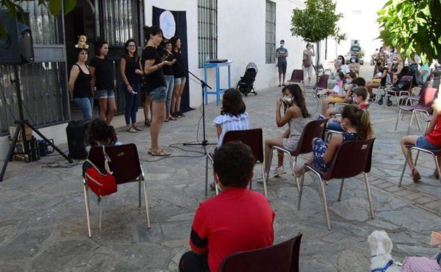 Cuarenta niños disfrutan de los cuentacuentos infantiles