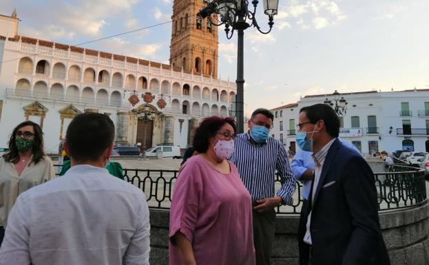 El presidente de la Diputación visita Llerena para comprobar las nuevas luminarias