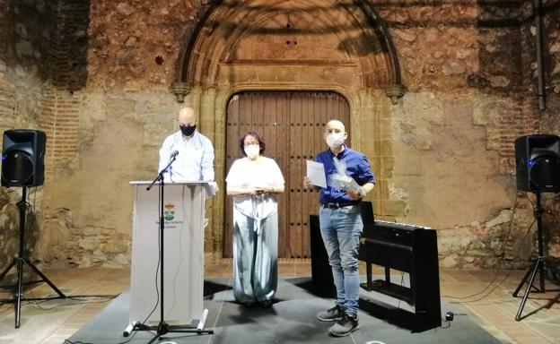 El Ayuntamiento entrega el premio del Certamen Nacional de Pintura Juan de Zurbarán