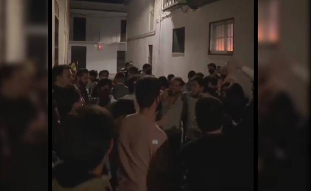 Media centena de jóvenes, de fiesta y sin mascarilla en Llerena