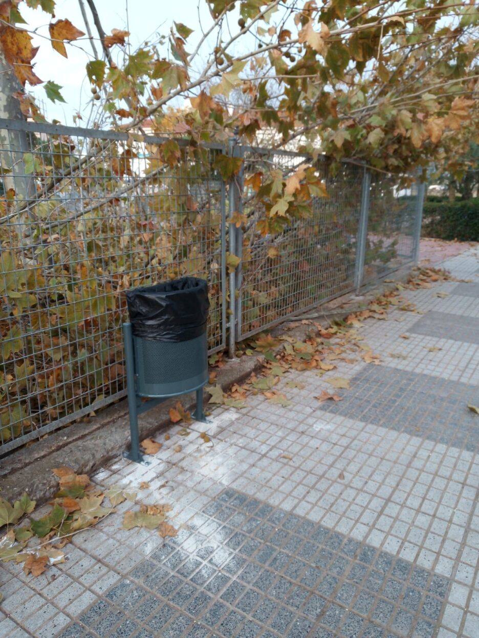 Se colocan nuevas papeleras en el municipio