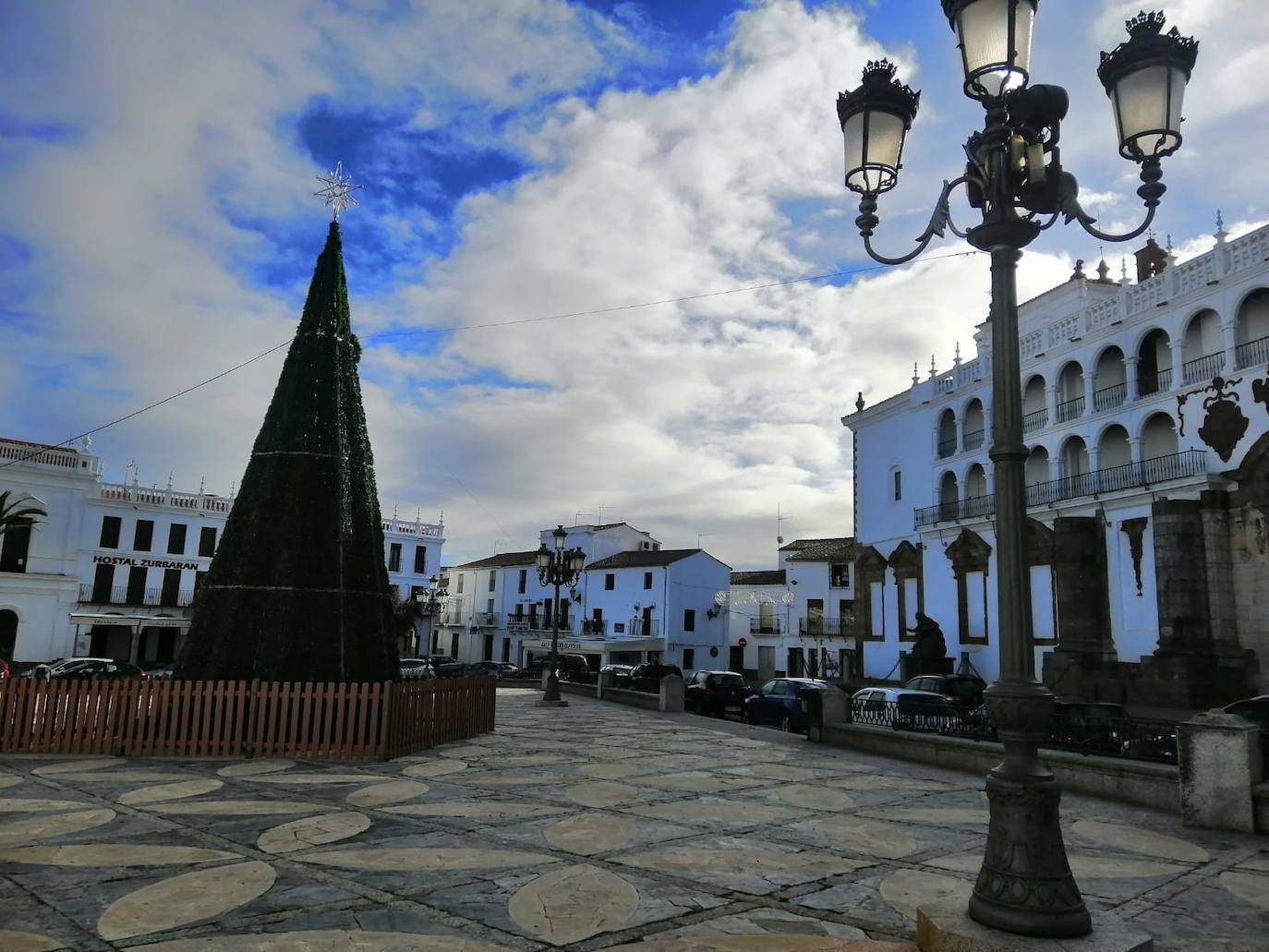 Llerena estrena árbol de Navidad