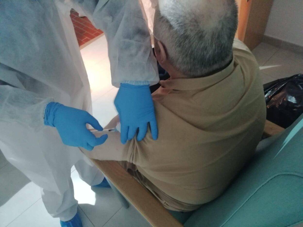 Comienza la vacunación en una Llerena libre de COVID-19