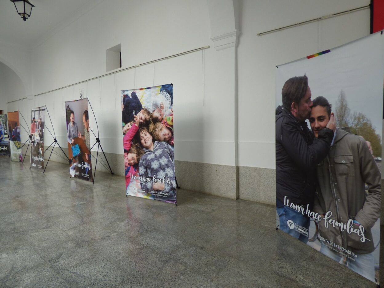 Exposición 'El amor hace familias' en el Ayuntamiento