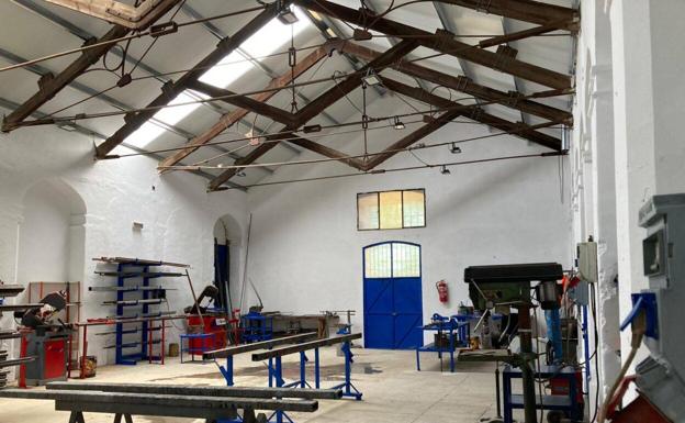 Se repara la cubierta del taller de cerrajería