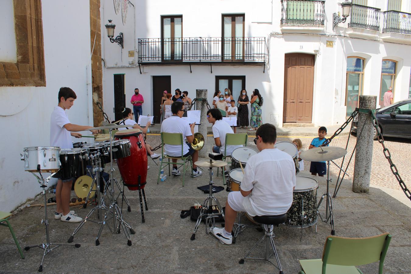 Grupo instrumental en el atril de la Iglesia de la Granada