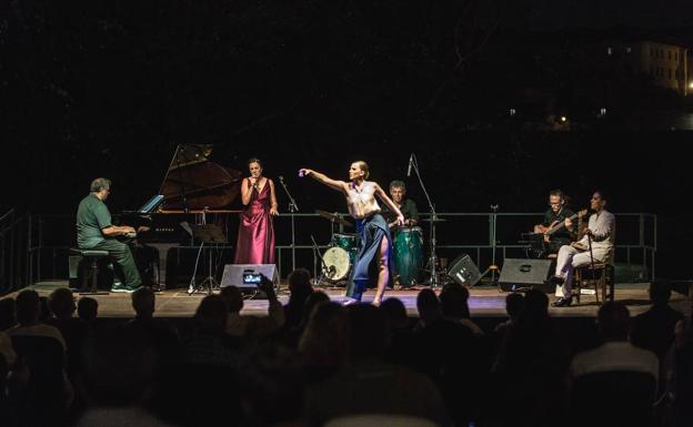 May López presenta «EnGALAnados» en el Teatro Romano de Regina