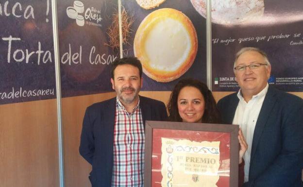 La torta de queso 'Gran Casar' recibe un premio con sabor llerenense