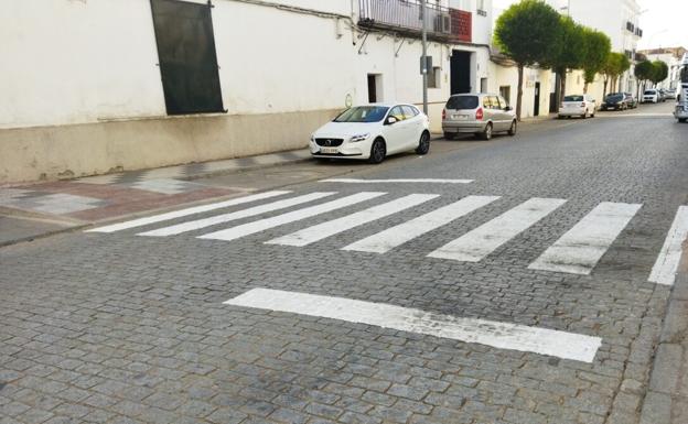 El Ayuntamiento habilita nuevos pasos de peatones en la carretera de la Estación y en la avenida de Badajoz
