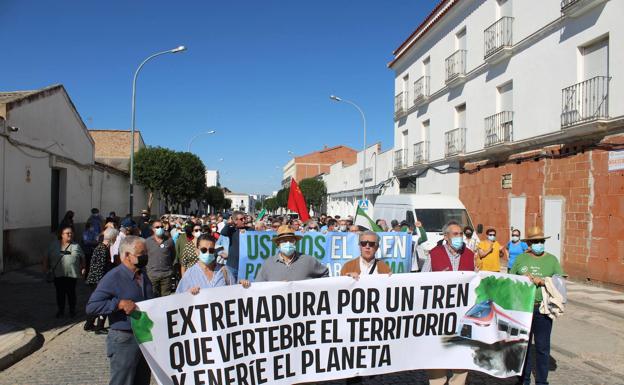 Ciudadanos de la Campiña Sur se movilizan en Llerena por «un tren público y social, seguro y sostenible»